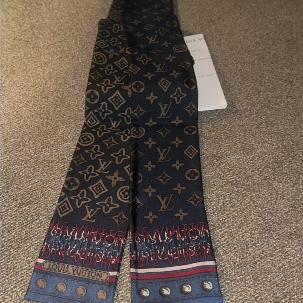 Super Rare and basically New! Louis Vuitton Men's Navy Monogram Silk Scarf.10/10 - Picture 6 of 6
